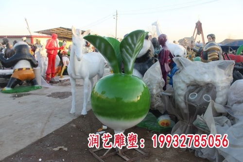 玻璃鋼小孩拔蘿卜情景雕塑 貴州玻璃鋼蘿卜雕塑廠的景觀藝術之美